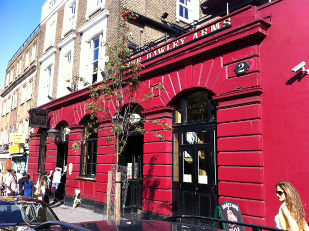 O bar Hawley Arms, no coração do bairro de Camden Town, era o preferido de Amy no bairro (Foto: Pedro Caiado/G1)