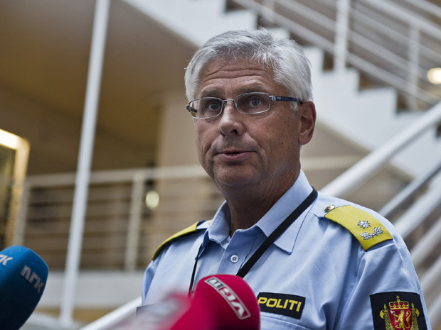 O chefe da polícia norueguesa, Sveinung Sponheim, durante entrevista à imprensa, neste domingo (24) (Foto: Aleksander Andersen / AP)