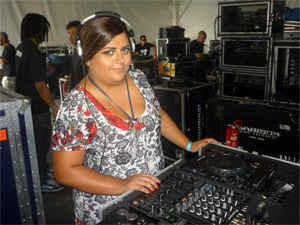 A jornalista Flávia Durante discoteca no show de Amy Winehouse (Foto: Arquivo pessoal/Flávia Durante)