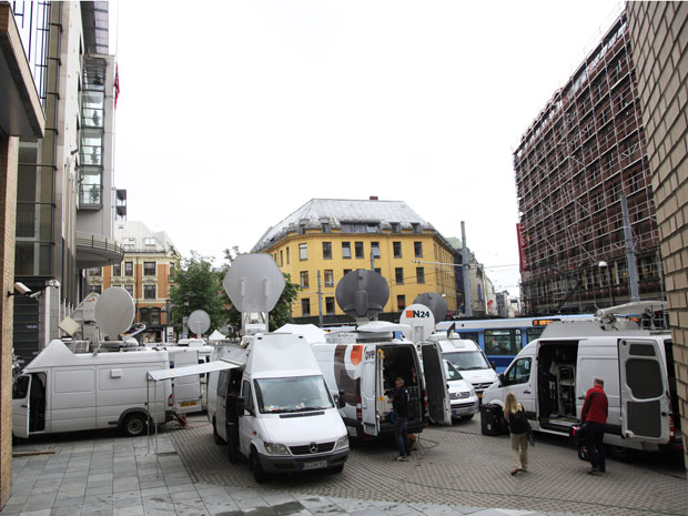 Veículos da mídia internacional se aglomeram do lado de fora da corte em Oslo nesta segunda (25), esperando pelo início da audiência de Anders Behring Breivik (Foto: AP)