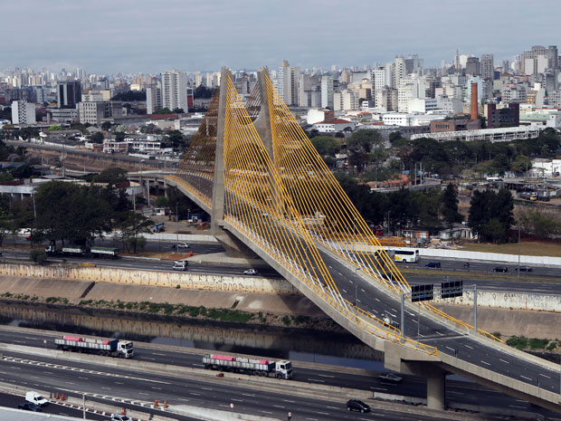 A ponte estaiada que foi construída sobre o Rio Tietê nas proximidades do Anhembi, na Zona Norte de São Paulo, será inaugurada nesta quarta-feira (27), segundo informações da Dersa, responsável pela construção. A ponte, que terá o nome de Governador Orest (Foto: Evelson de Freitas/AE)
