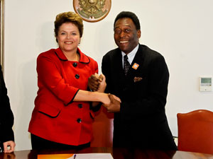 A presidente Dilma e o ex-jogador Pelé em encontro no Palácio do Planalto (Foto: Ricardo Stuckert / PR)