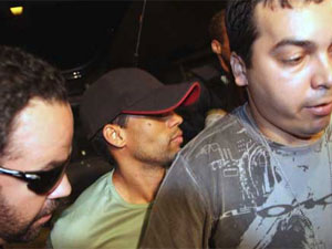 Janken chega a SP após prisão na Bahia, em março de 2009 (Foto: Arquivo/Mário Ângelo/Agência Estado )
