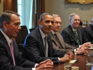 Barack Obama participa de reunião com líderes do congresso para debater a elevação do teto da dívida. (Foto: Mandel NGAN/AFP)