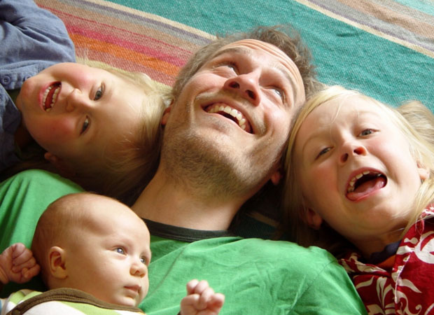 Jason Rohrerm designer de games independentes e criador de 'Chain World' e seus três filhos (Foto: Arquivo Pessoal)