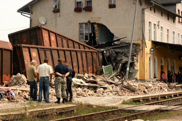Um trem de carga desgovernado saiu dos trilhos e se chocou contra um edifício nesta quarta-feira (27) em Zwierzyn, na Polônia, deixando três mortos, de acordo com a mídia local. (Foto: Daniel Adamski/Reuters/Agencja Gazeta)