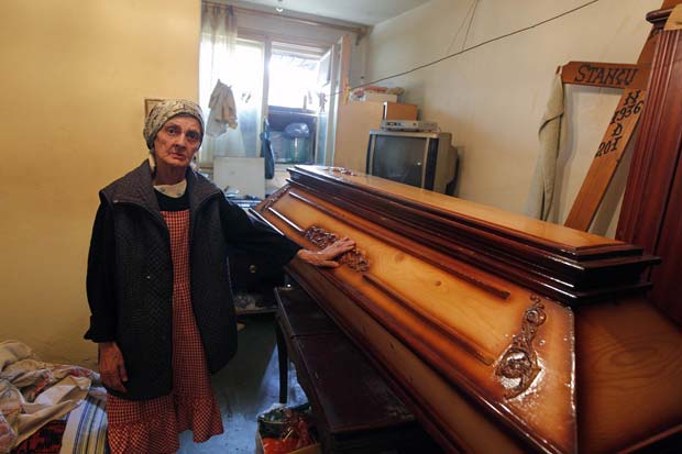 Elena Stancu, de 75 anos, guarda em casa seu próprio caixão. (Foto: Bogdan Cristel/Reuters)