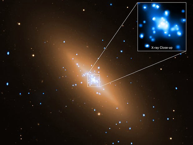 Imagem detalha o buraco negro no centro da galáxia NGC 3115 (Foto: NASA/CXC/Univ. of Alabama/K. Wong et al; Optical: ESO/VLT)
