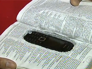 celular bíblia (Foto: Reprodução/TV Globo)