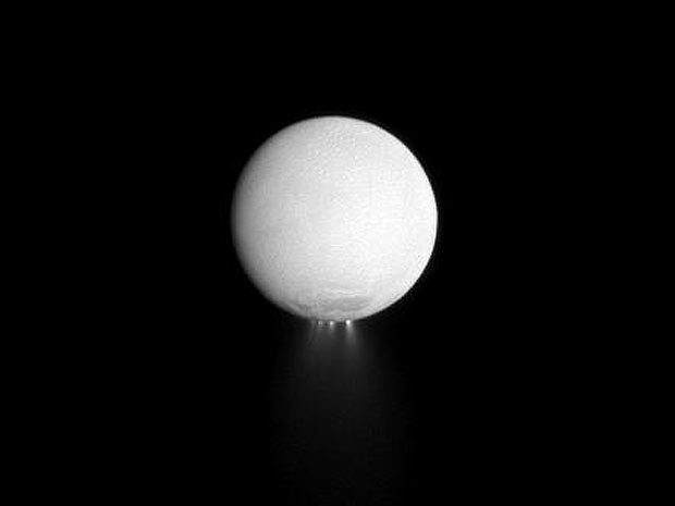 Encélado 'derramando' água em imagem feita pelo telescópio espacial Herschel (Foto: NASA/JPL/Space Science Institute )