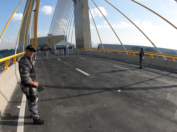 Policiais do Gate fizeram varredura em ponte antes da inauguração (Foto: Mario Ângelo/Sigmapress/AE)