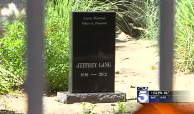 Lápide traz o nome de Jeffrey Lang, com as datas 1976 e 2012. (Foto: Reprodução/KTLA)