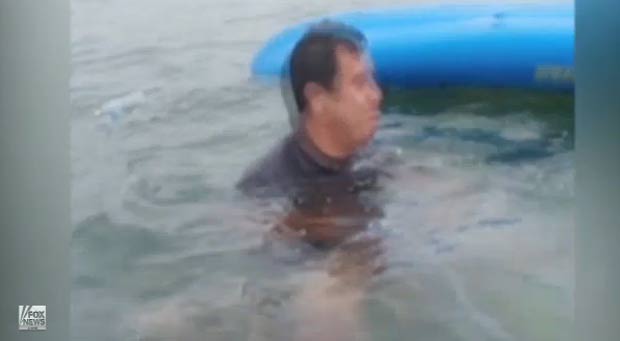 Pescador tentou puxá-lo para dentro do caiaque, mas foi jogado na água. (Foto: Reprodução/Fox News)