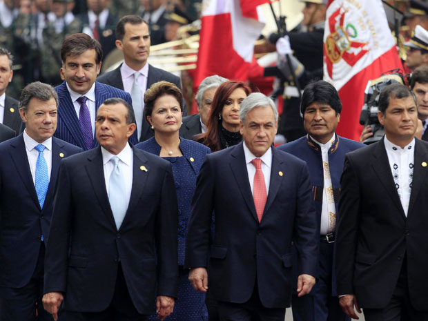 Dilma no Peru (Foto: Pilar Olivares/Reuters)