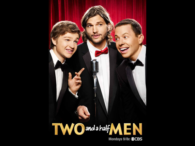 Ashton Kutcher, de smoking, em nova foto de 'Two and a half men' (Foto: Divulgação/CBS)