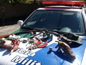 Caçadores são presos com armas de animais mortos no Noroeste do Espírito Santo (Foto:  Polícia Militar Ambiental/ Divulgação)