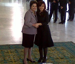 Dilma recebe Cristina no Planalto (Foto: Robson Bonin/G1)
