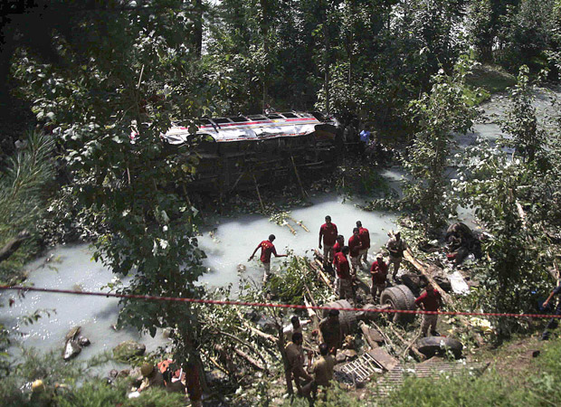  Equipes de resgate trabalham em meio a destroços de ônibus que caiu no córrego Lidder, em Laganbal, a 80 km de Srinagar, na Índia (Foto: AP)