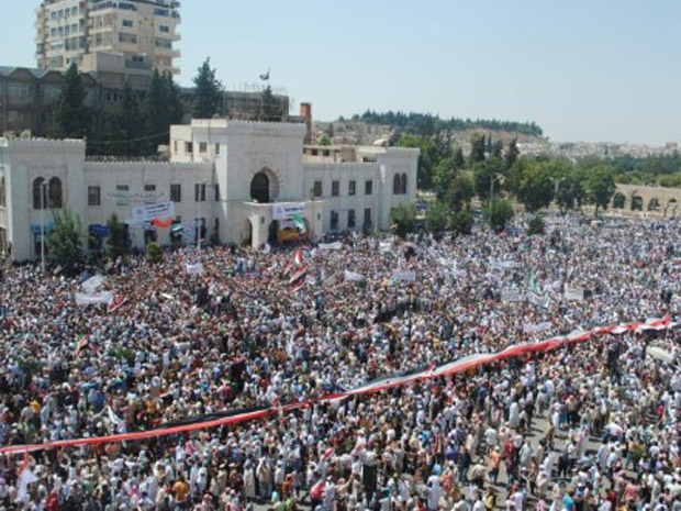 Manifestantes protestam contra o governo da Síria nesta sexta-feira (29) em Hama. (Foto: AFP)