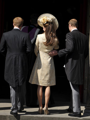 O príncipe Harry, a duquesa Kate e o príncipe William chegam para a cerimônia (Foto: AP)