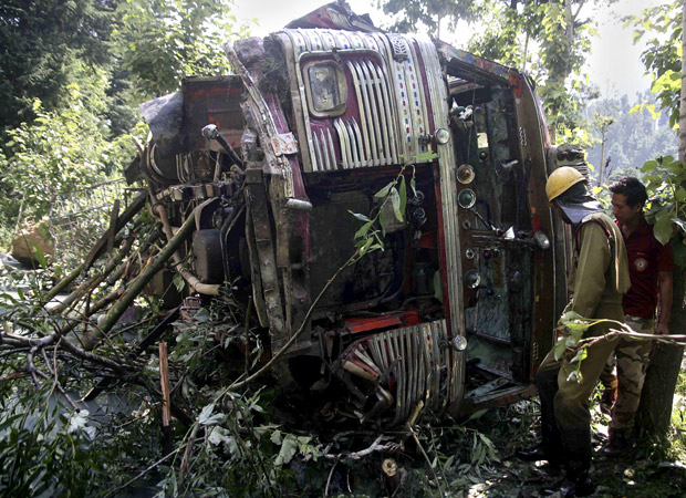 O acidente com o ônibus que ia para o resort de Pahalgam matou 10 pessoas, segundo a imprensa local (Foto: AP)