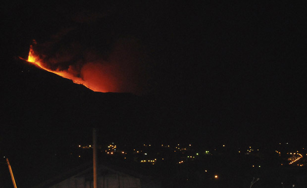 Lava escorre do vulcão Etna, na ilha italiana da Sicília, na noite deste sábado (30) (Foto: AP)