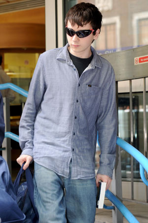 Jake Davis, de 18 anos, deixa o tribunal em Londres nesta segunda-feira (1) (Foto: Anthony Devlin/AP)
