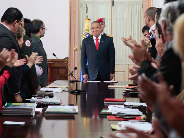 O presidente Venezuelano apareceu com a cabeça raspada na posse de novos ministros do país (Foto: Reuters)