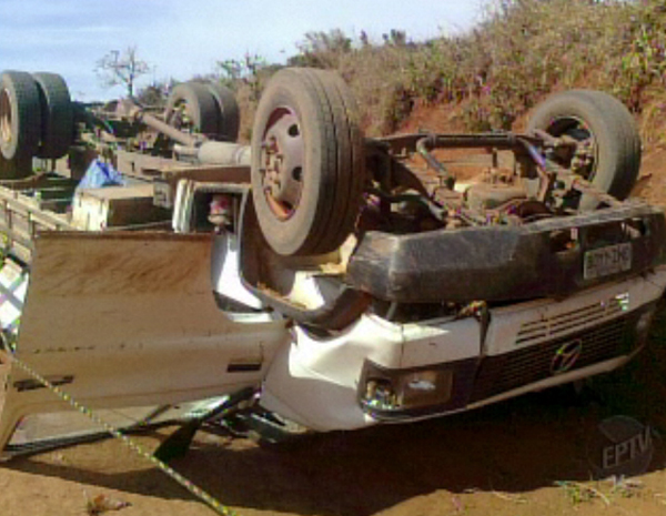 Caminhão tomba na zona rural de Carmo da Cachoeira. (Foto: Reprodução EPTV.com)