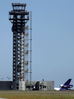 Trabalho de contrução de torre de controle em Oakland, na Califórnia, foi interrompido por conta do impasse que vai paralisar a FAA (Foto: AP)