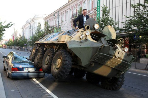 Prefeito de Vilnius passou por cima do veículo com um blindado. (Foto: AFP)