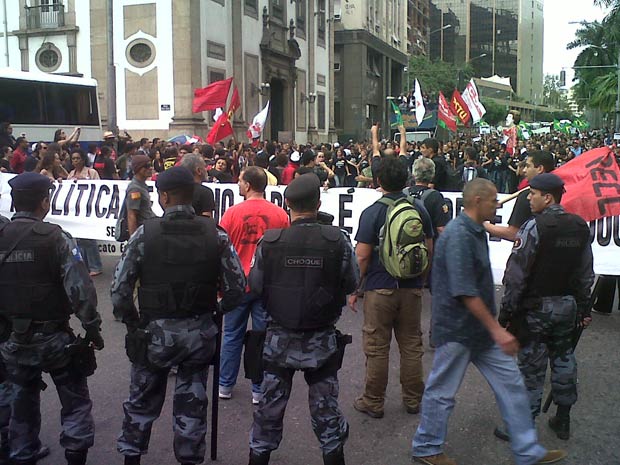 Professores e bombeiros protestam na Alerj (Foto: Carolina Lauriano/G1)