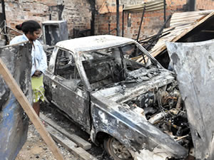 Carro queimado em Cuiabá (Foto: Dhiego Maia / G1-MT)