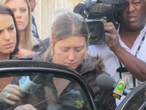 Ex-mulher do comerciante saiu de casa sem falar com os jornalistas (Foto: Juliana Cardilli/G1)