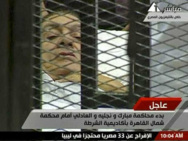 Hosni Mubarak está numa espécie de ‘jaula’no interior do prédio da Academia de Polícia do Cairo. (Foto: Imagem da TV egípcia / AP Photo))