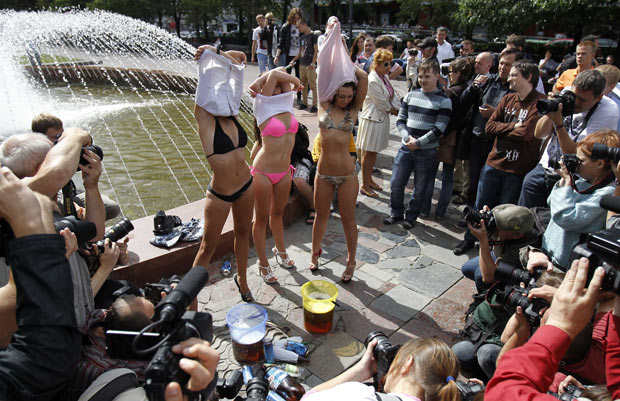 Garotas tiraram a roupa e ficaram só de  biquíni. (Foto: Denis Sinyakov/Reuters)