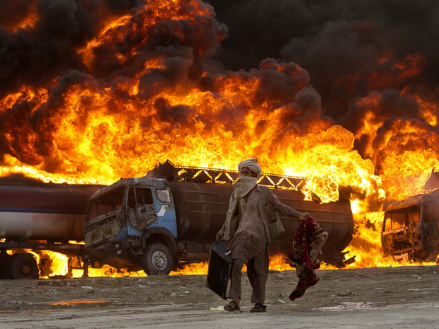Caminhões-tanque da Otan carregados com combustível pegaram fogo nesta quinta-feira (4) em Cabul, no Afeganistão. A polícia local informou que cinco caminhões com combustível destinado às forças da Otan e dos EUA no País explodiram em chamas em um depósit (Foto: Dar Yasin/AP)