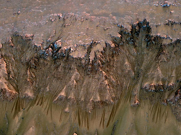 Imagem feita a partir de fotografias de satélite e modelos 3-D mostra as marcas feitas pelo fluxo de água em cratera de Marte (Foto: NASA/JPL-Caltech/Univ. of Arizona)