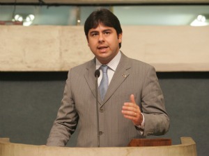 Deputado acusado de corrupção se defende (Foto: Alex Costa/Agência Diário)