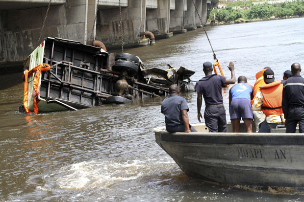 Um ônibus caiu de uma ponte dentro de uma lagoa na cidade de Abidjan, na Costa do Marfim, deixando 40 passageiros mortos, de acordo com a TV estatal marfinense. Outras 10 pessoas teriam sobrevivido ao acidente. (Foto: Luc Gnago/Reuters)
