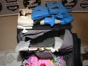 Drogas estavam encondidas em uma mala. (Foto: Reprodução RPC TV)