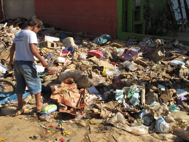Menino procura brinquedo em lixo (Foto: Paulo Toledo Piza/G1)