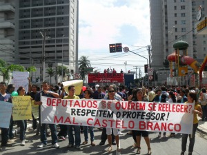 Manifestantes fecham avenida Barão de Studart, em Fortaleza (Foto: Gisleine Carneiro/G1 Ceará)