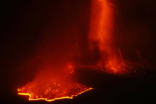 Erupção do vulcão Etna fechou neste sábado o aeroporto de Catania. (Foto: Antonio Parrinello/Reuters)