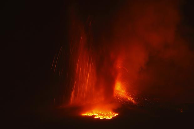 É a quinta erupção menos de um mês do Etna. (Foto: Antonio Parrinello/Reuters)