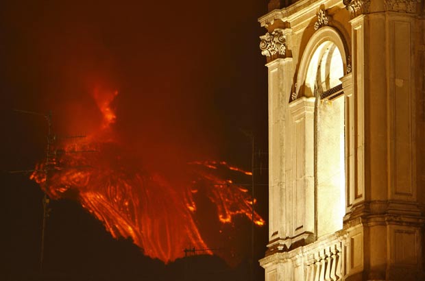 Catedral de Zafferana Etnea é vista enquanto o Etna jorra lava. (Foto: Antonio Parrinello/Reuters)