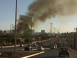 Incêndio atinge área próxima a Águas Claras e residência de governador (Foto: Débora Santos/ G1)