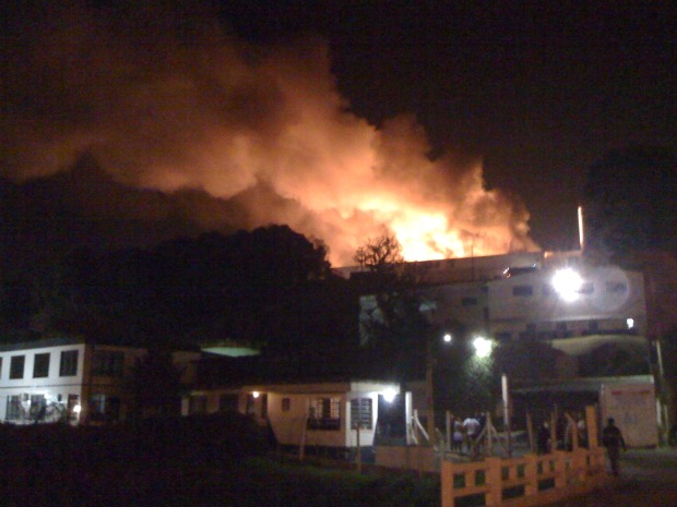 Segundo bombeiros, chamas chegam a 50 metros de altura. (Foto: Edson Lima / RPC TV)