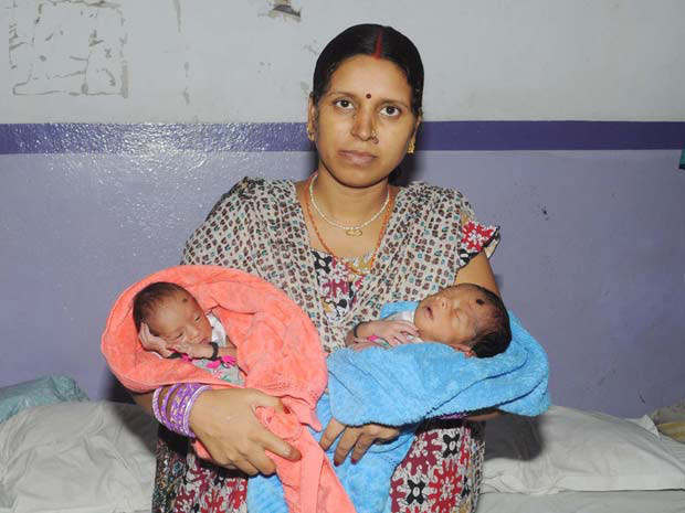 RInku Devi e seus dois bebês (Foto: Barcroft India / Barcroft Media / Getty Images)