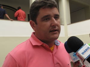 Arlei de  Oliveira Rosa dá sua primeira entrevista como prefeito de Teresópolis (Foto: Lilian Quaino/G1)